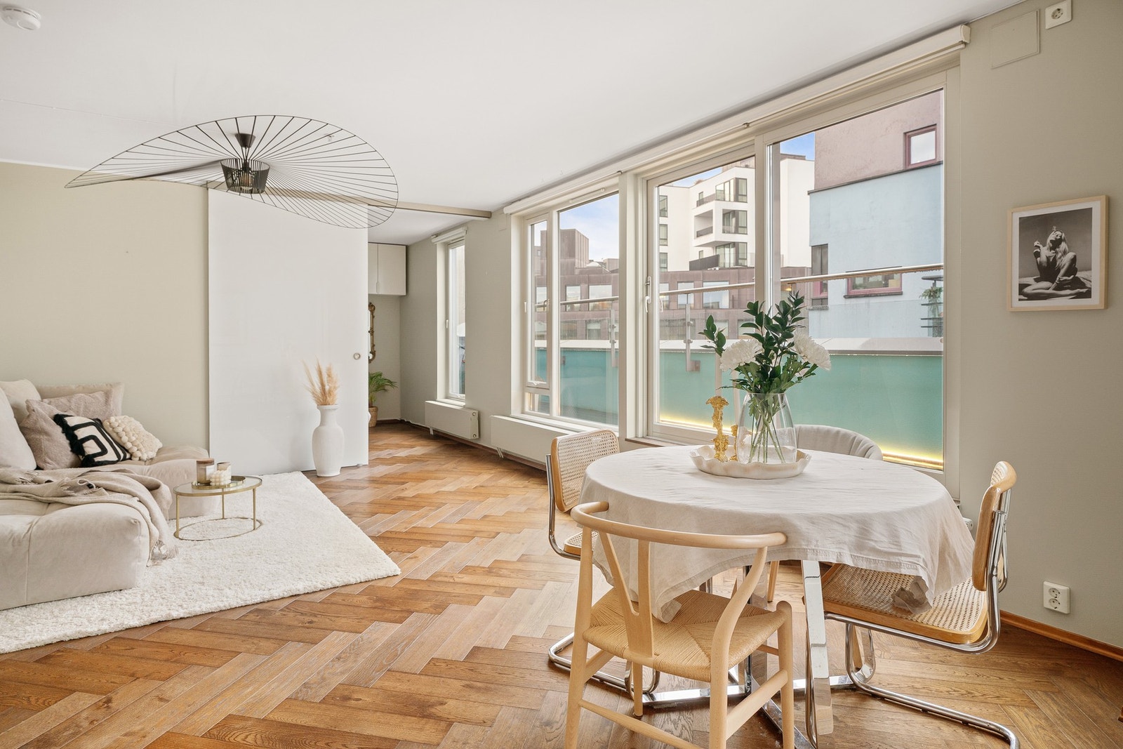 Det er montert Somfy lystett solskjerming som styres med fjernkontroll, på alle vinduer i leiligheten bortsett fra på soverom. Galleribilde