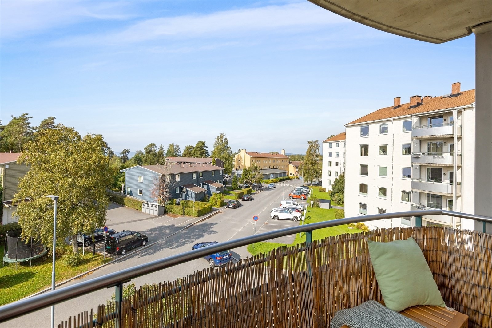 På balkongen er det hyggelig utsyn mot rolige og grønne omgivelser. Overbygget balkong gir en lun atmosfære, og er en fin forlengelse av stuen. Galleribilde