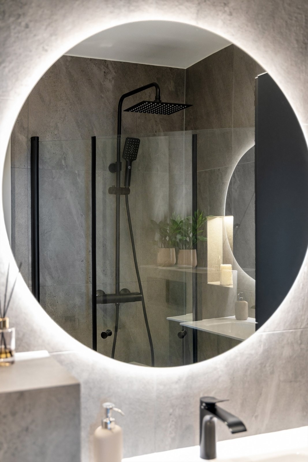 Badet består blant annet av servant med innredning, speil med belysning, toalett, praktisk dusjhjørne, og varme i gulv. Galleribilde