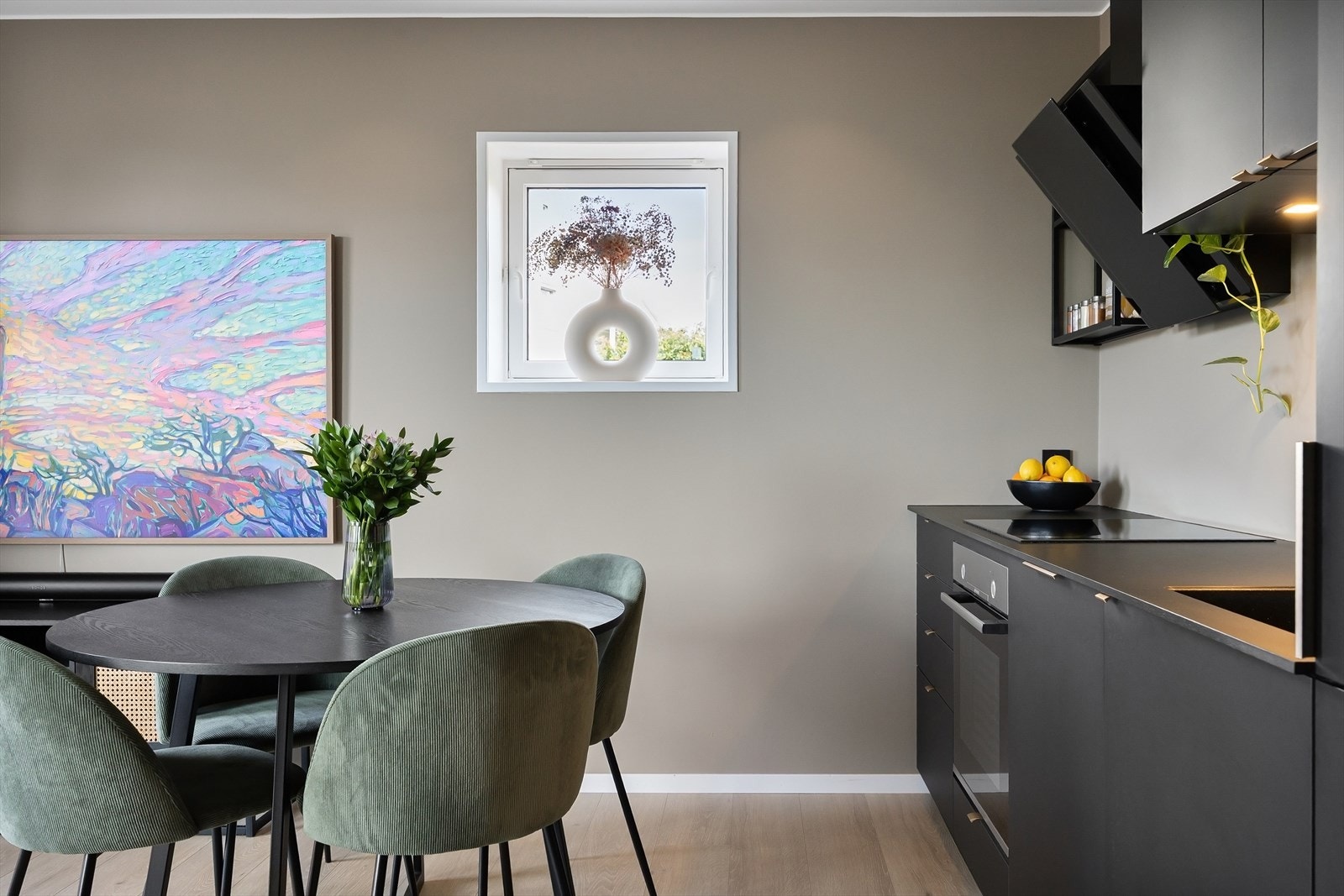 Det er fin plass til spisegruppe ved kjøkkenet. Galleribilde