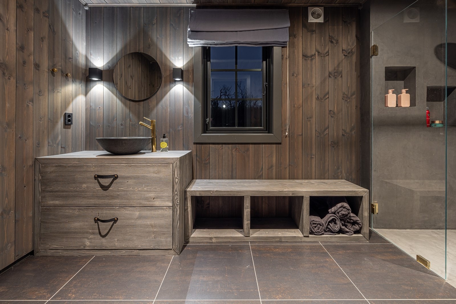 Badet er innredet med servant, servantskap og veggmontert toalett. Innredningen er levert av Drivved.no. Gulvvarme og mekanisk avtrekk Galleribilde