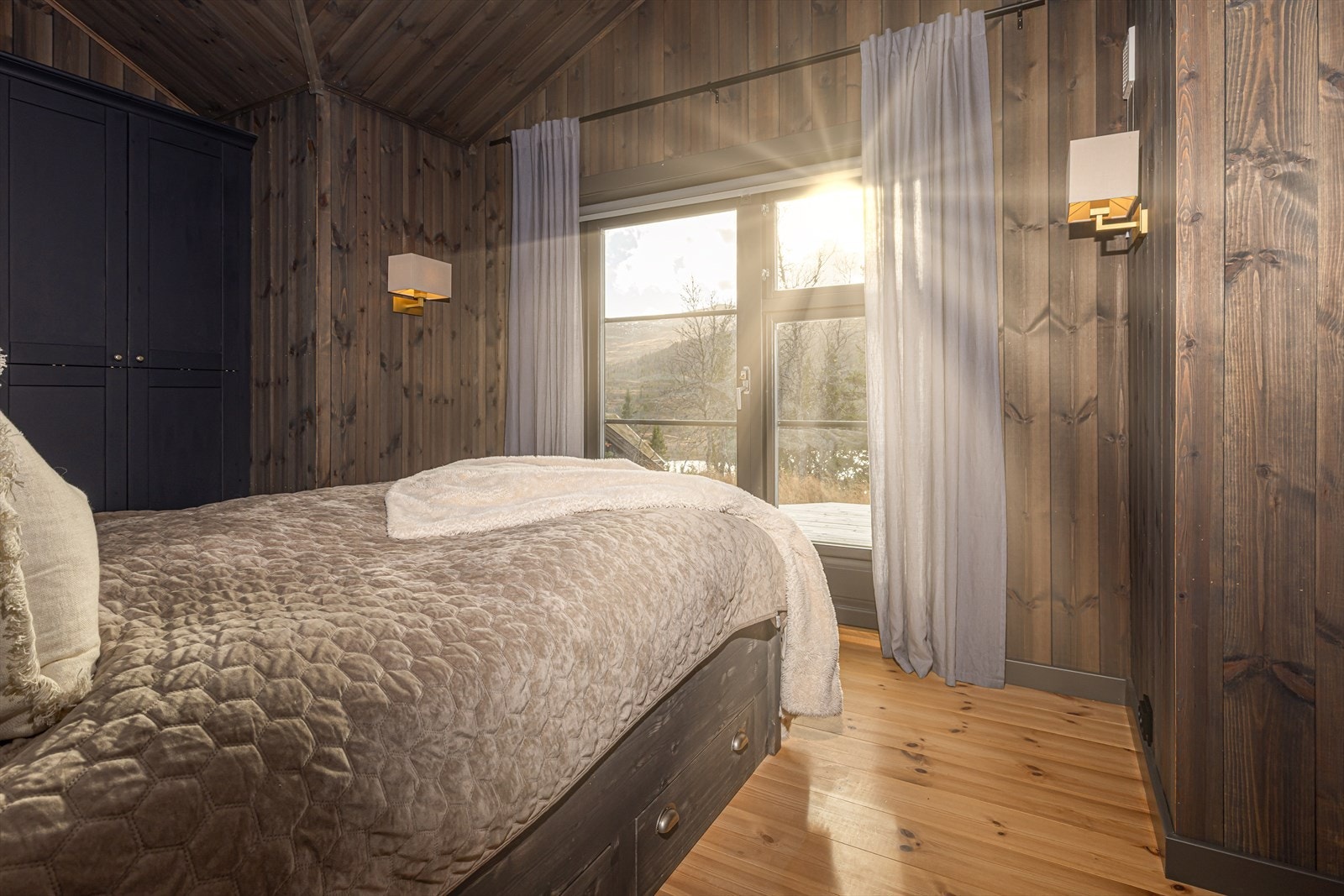 Hovedsoverom med romslig garderobeskap og egen utgang til terrassen Galleribilde