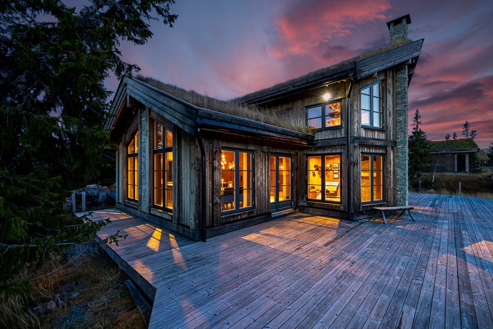 Hytta tar seg vakkert ut i den stemningsfulle skumringen Galleribilde