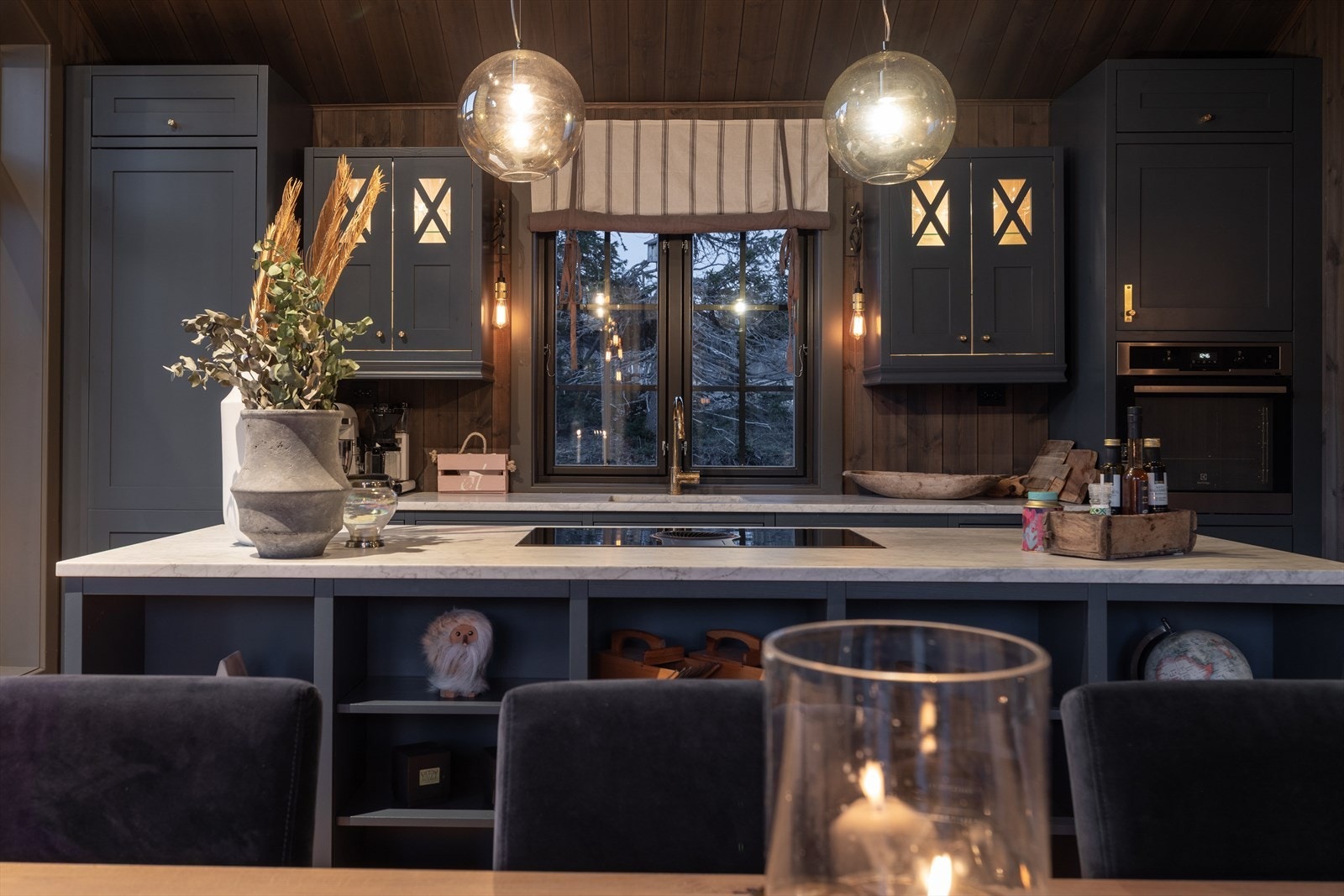 Elegant benkeplate i stein med integrert platetopp med ventilator og nedfelt vaskekum. Armaturer fra Tapwell Galleribilde