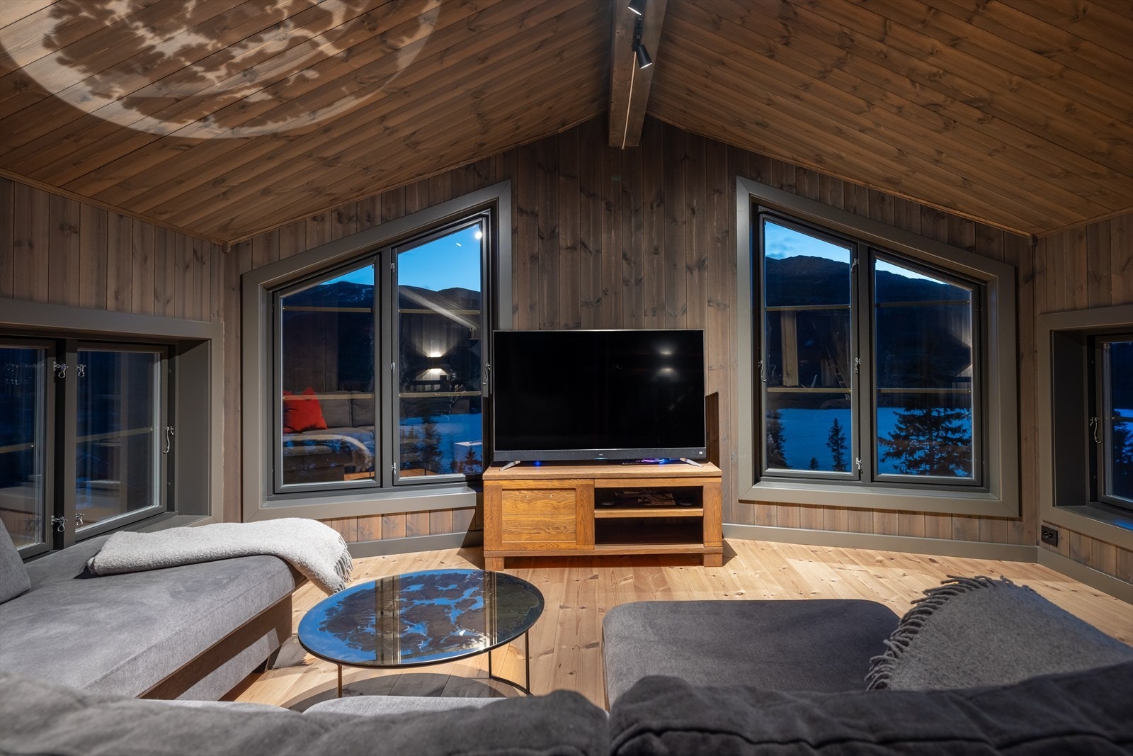 Loftstue med god takhøyde på 2,54 meter, ideell for avslapning etter en dag fylt med aktiviteter Galleribilde