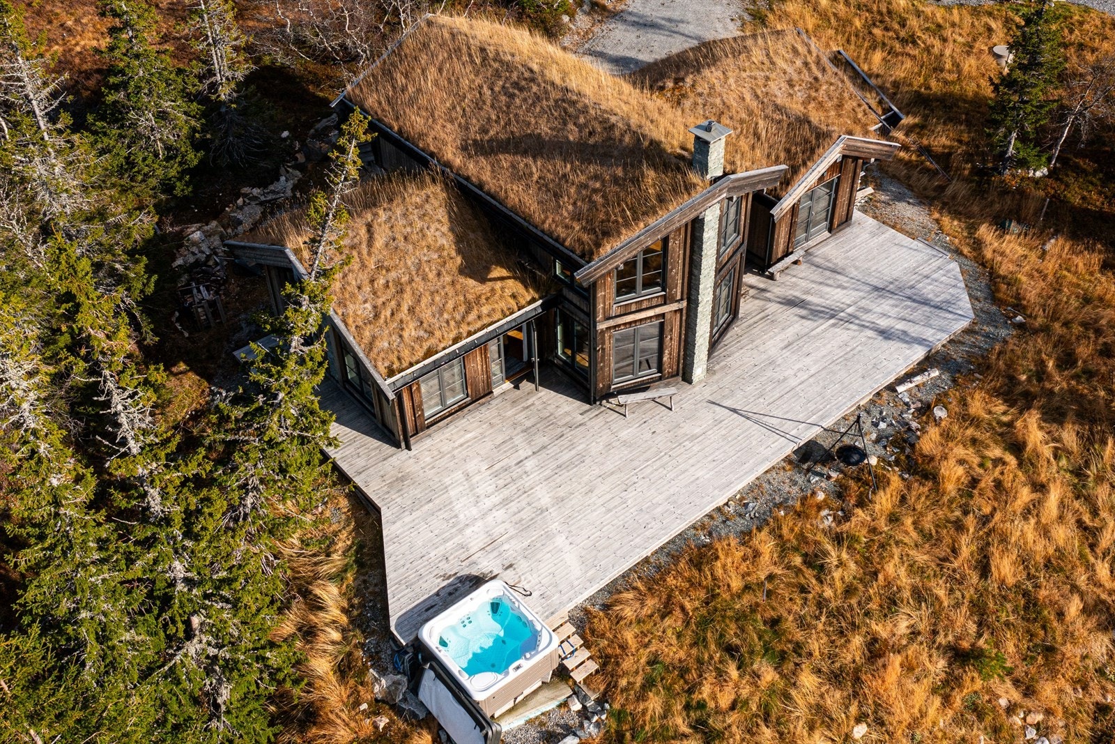 Det vakre torvtaket gjør at hytta glir harmonisk inn i naturen Galleribilde