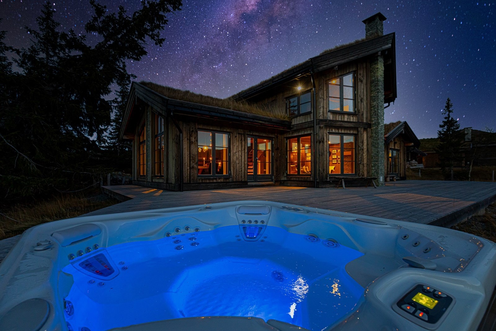 Hytta tar seg vakkert ut i den stemningsfulle skumringen Galleribilde