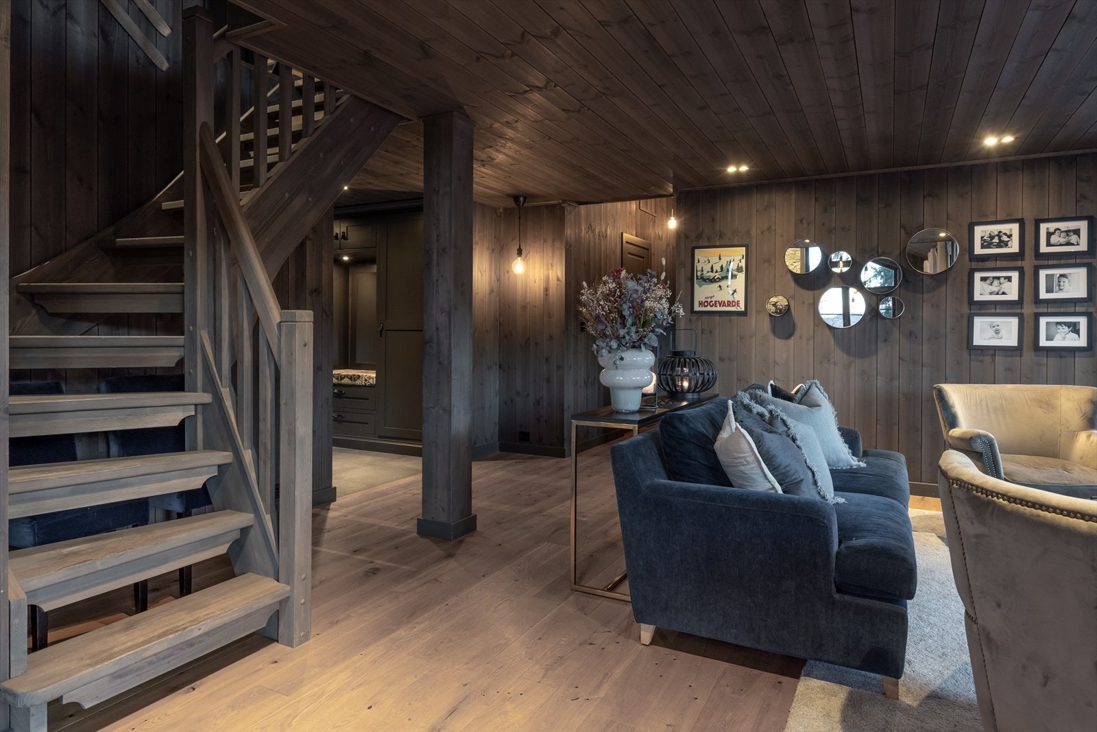 Gjennomgående heltregulv i hytta. I stuen er trapperom til 2.etasje Galleribilde