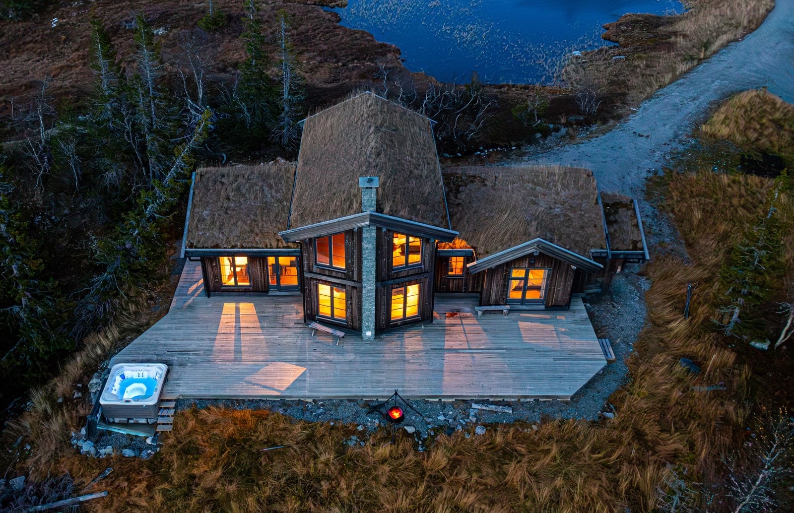 Hytta tar seg vakkert ut i den stemningsfulle skumringen Galleribilde