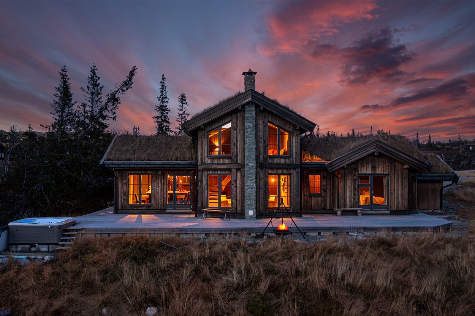 Velkommen til Fyrisjøvegen 196 - Dette er en særdeles lekker hytte oppført 2017 med romslig planløsning som rommer fem soverom og to bad over to etasjer Galleribilde