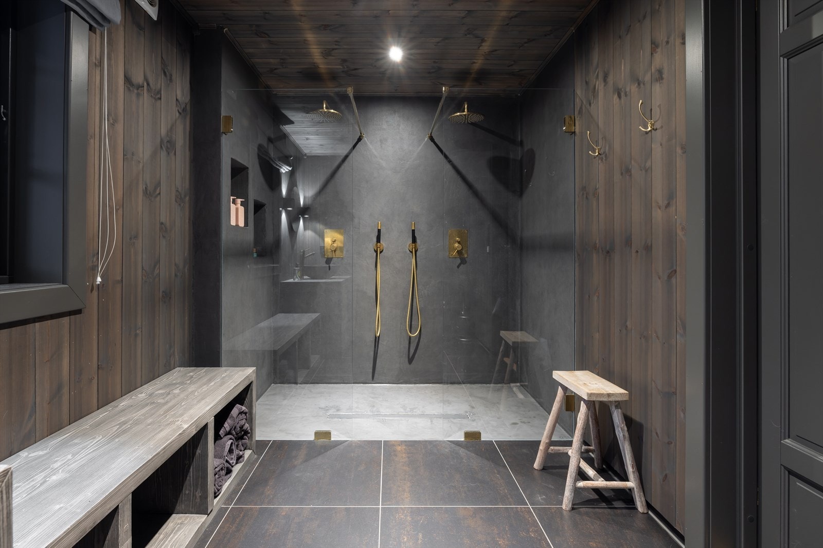 Hovedbaderom med dobbeldusj av god størrelse. Armaturer fra Tapwell Galleribilde