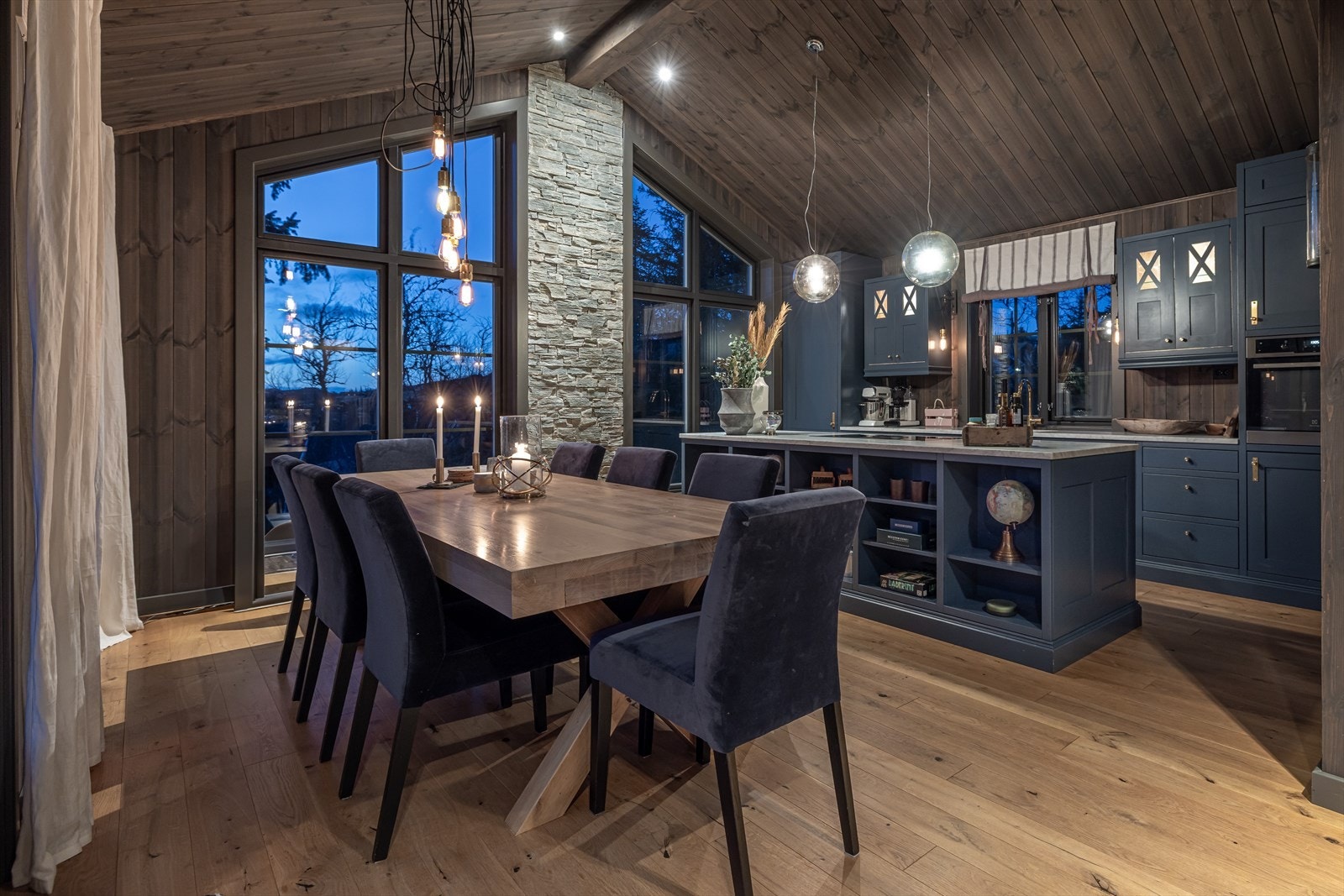 Kjøkkenet har en imponerende takhøyde på 3,49 meter kombinert med store vindusflater gir et luftig og eksklusivt preg Galleribilde