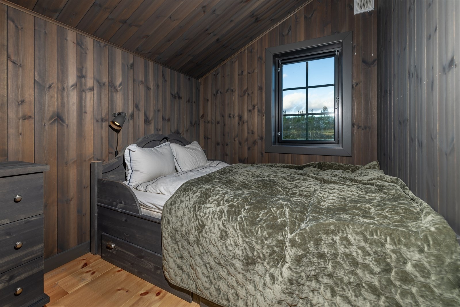 Soverom 4 med plassbygget seng fra MWC Galleribilde