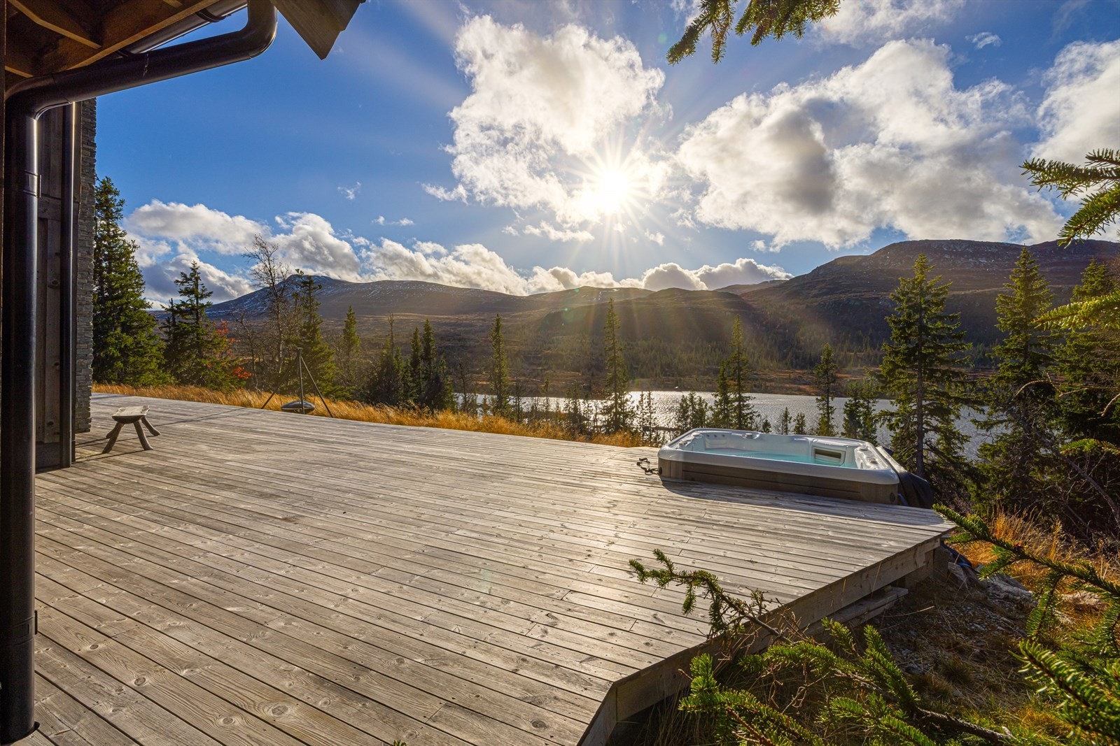 Terrassen er på hele 102 kvm med suvurene solforhold og god plass til flere sittegrupper samt bålpanne Galleribilde