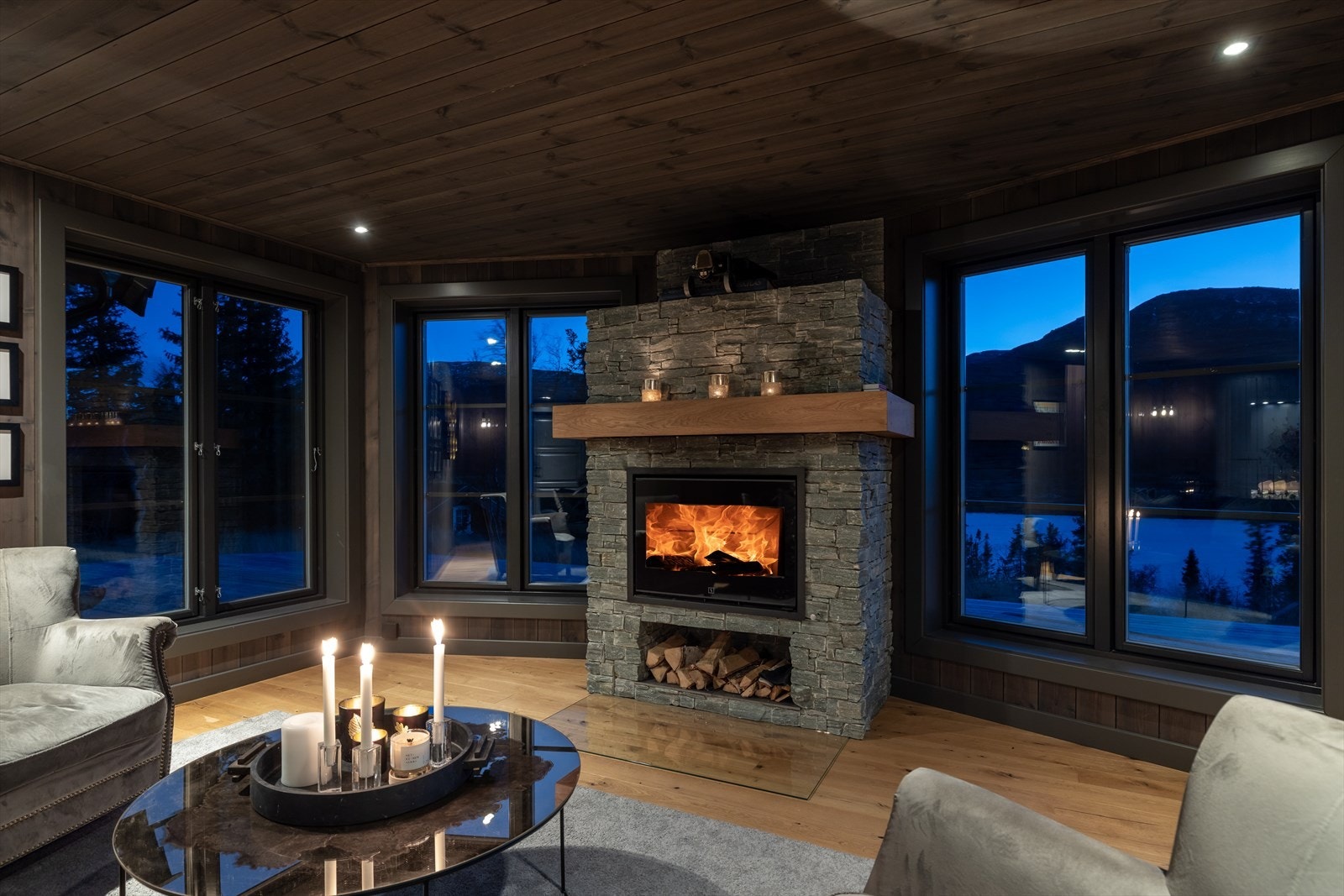 Ildstedet sprer varme og atmosfære - stemningen er upåklagelig på kveldstid Galleribilde