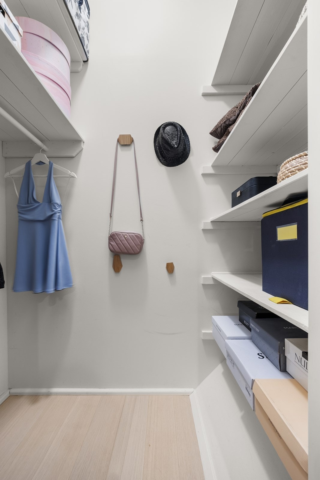 Kott/garderobe. Galleribilde