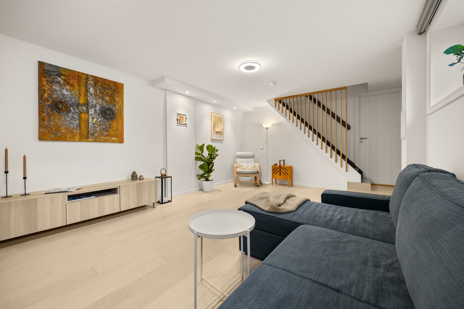 I underetasjen finnes en kjellerstue som gir ekstra fleksibilitet - perfekt som tv-stue for ungdommen, lekerom for de minste eller som et eget oppholdsrom. Galleribilde