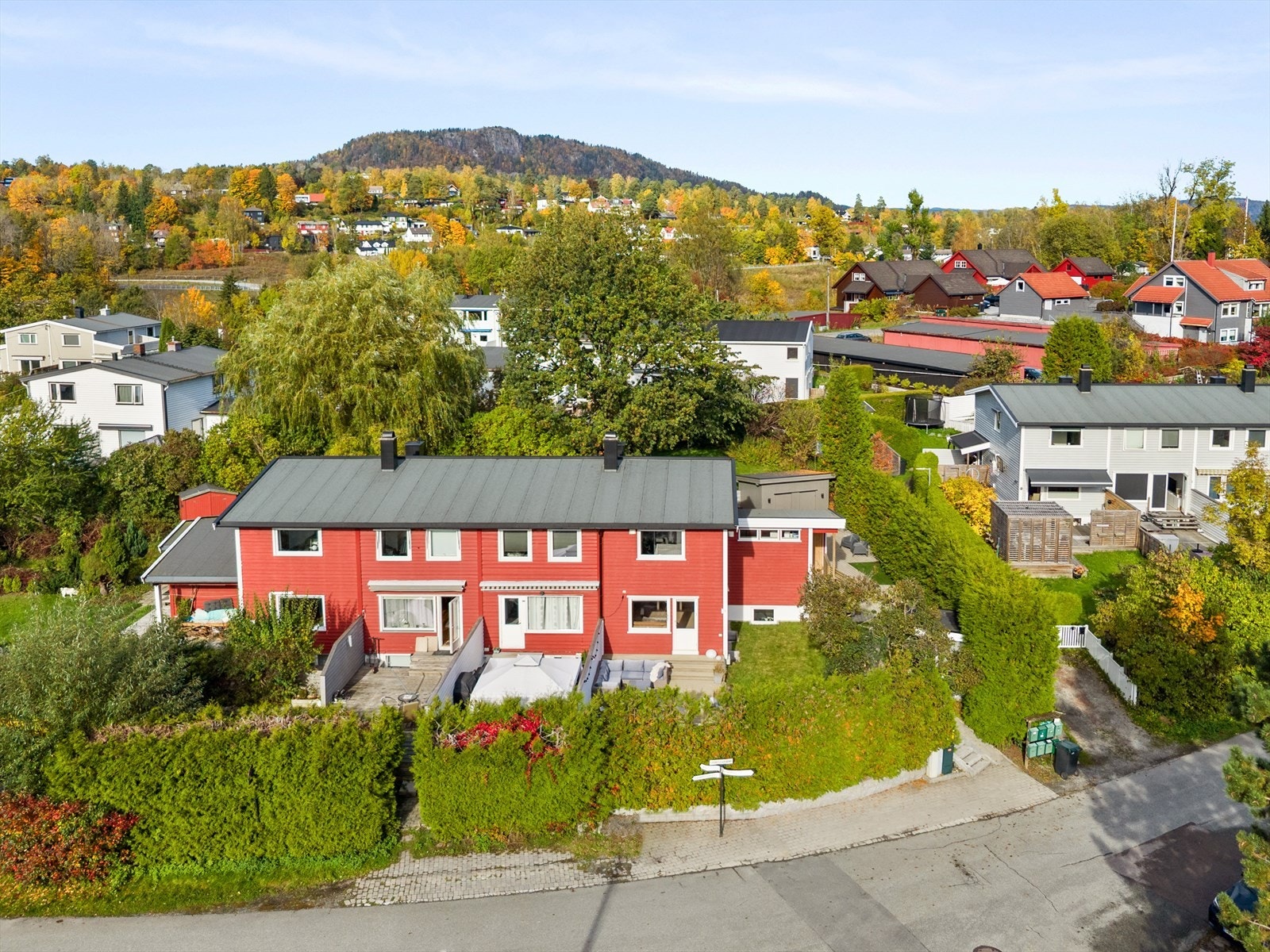 Boligen ligger i enden i en rekke på fire, fint plassert på feltet, Galleribilde