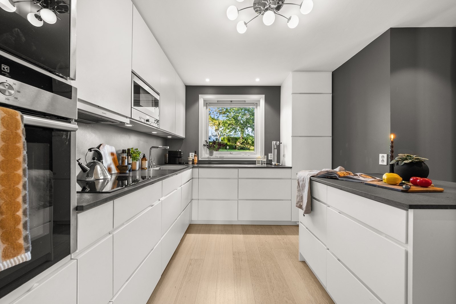 Innredningen er fra Kvik med hvite, glatte fronter og både over- og underskap som gir rikelig oppbevaringsplass. Galleribilde