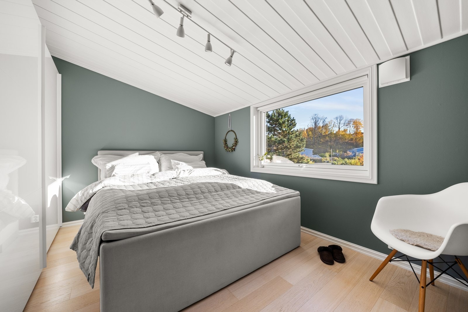 Hovedsoverommet har skyvedørsgarderobe med god plass til dobbeltseng og oppbevaring. Galleribilde