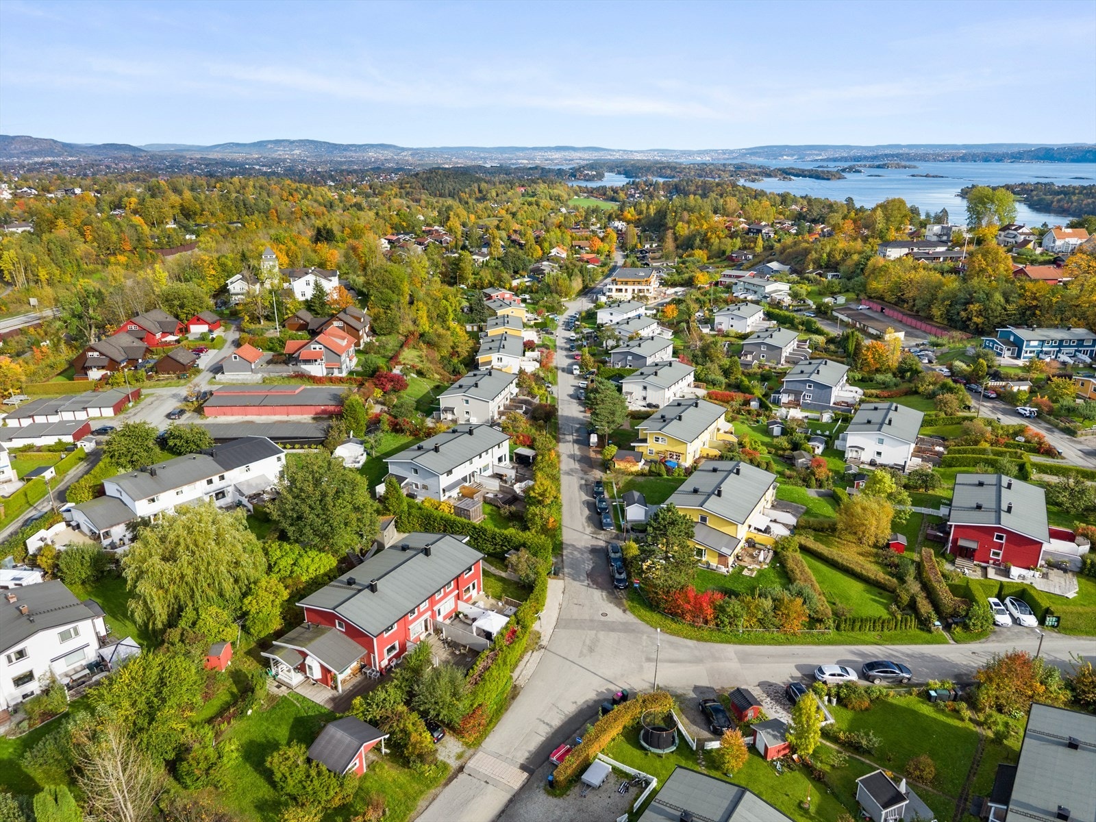 Her bor man i et svært barnevennlig område med ballplass og skøytebane i nærheten, samt flere barnehager, blant annet Båstadmyra kun 500 meter unna. Galleribilde