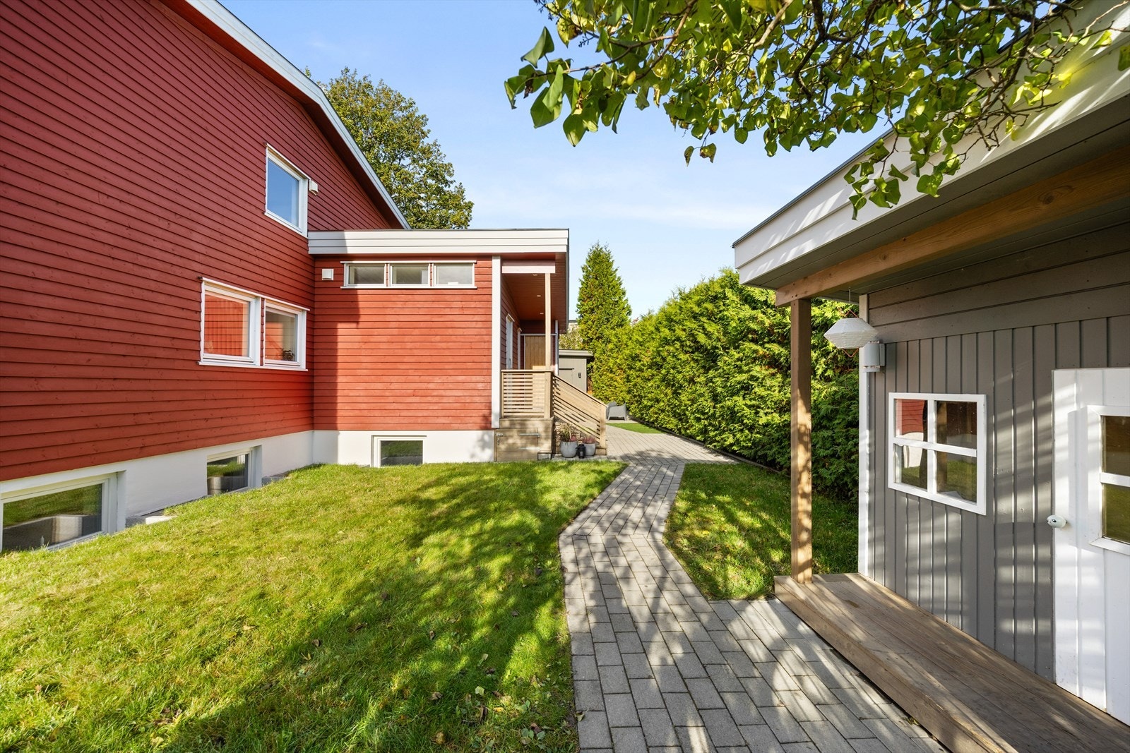 Tomten er omfattende opparbeidet gjennom årene og fremstår som svært gjennomtenkt og lettstelt. Galleribilde