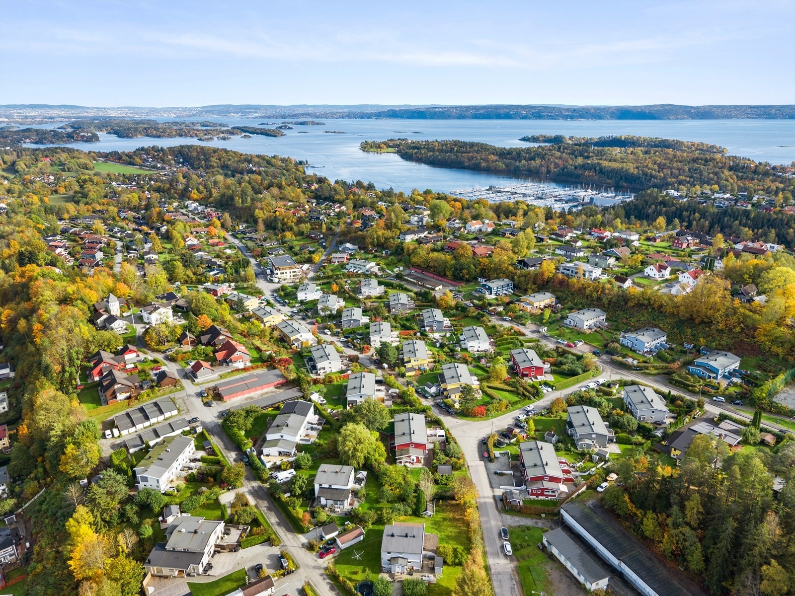 Det er kort vei til Hvalstrand bad med sandstrand og stupetårn. Galleribilde