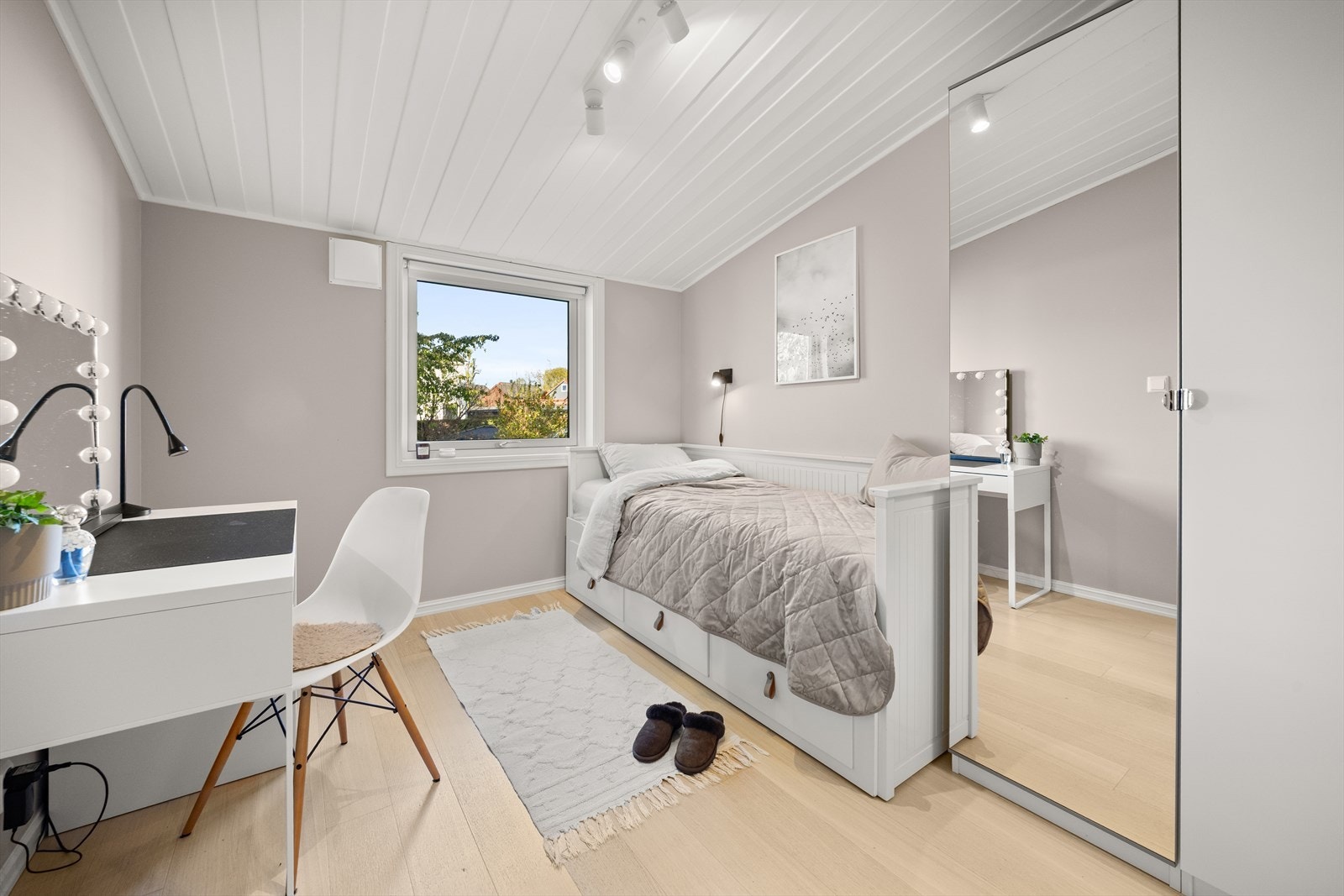Soverom 2 har garderobeskap og tilgang til et praktisk kott/garderobe. Galleribilde