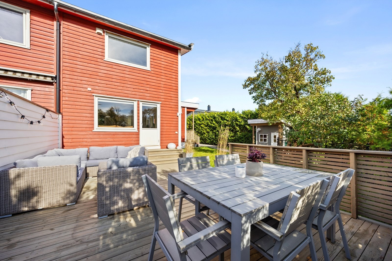 Her er det god plass til spisegruppe og sittegruppe - et perfekt sted for hyggelige måltider og rolige sommerdager. Galleribilde