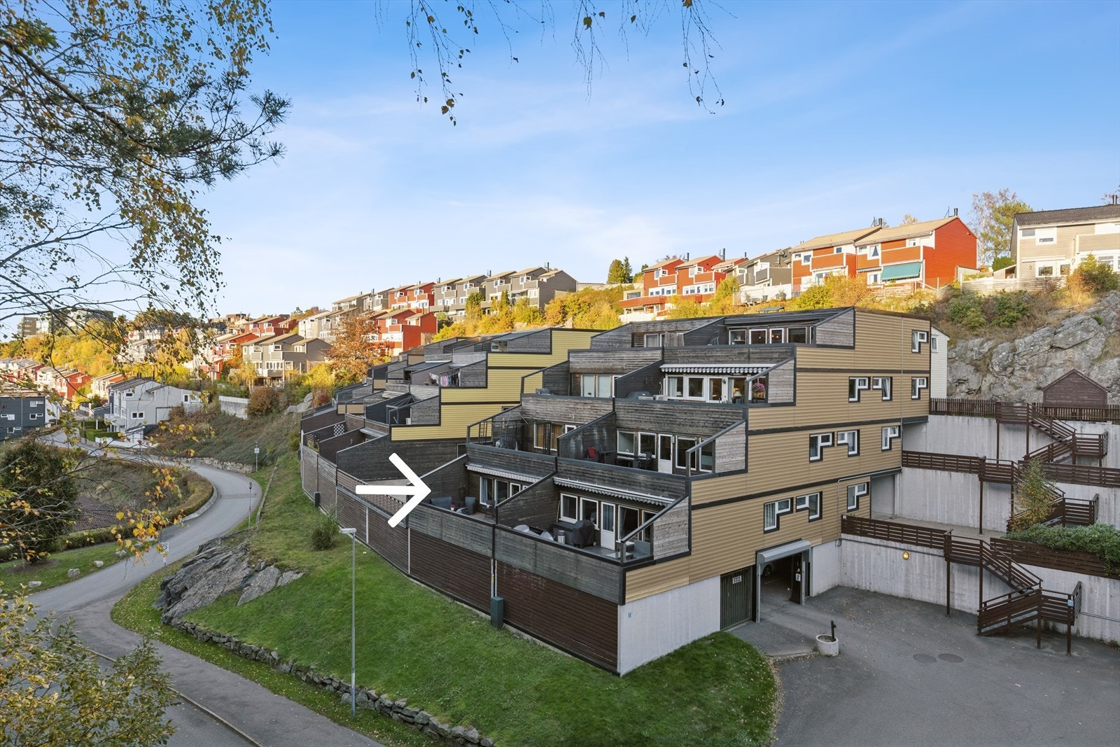 Fasade - Leiligheten er markert med pil. Garasje like under med kort vei opp Galleribilde