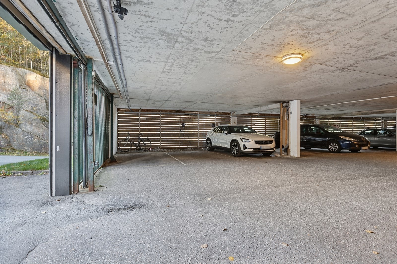 Kort vei fra parkeringsplass til leiligheten. Nr. 2 fra venstre. Installert el-bil-lader Galleribilde