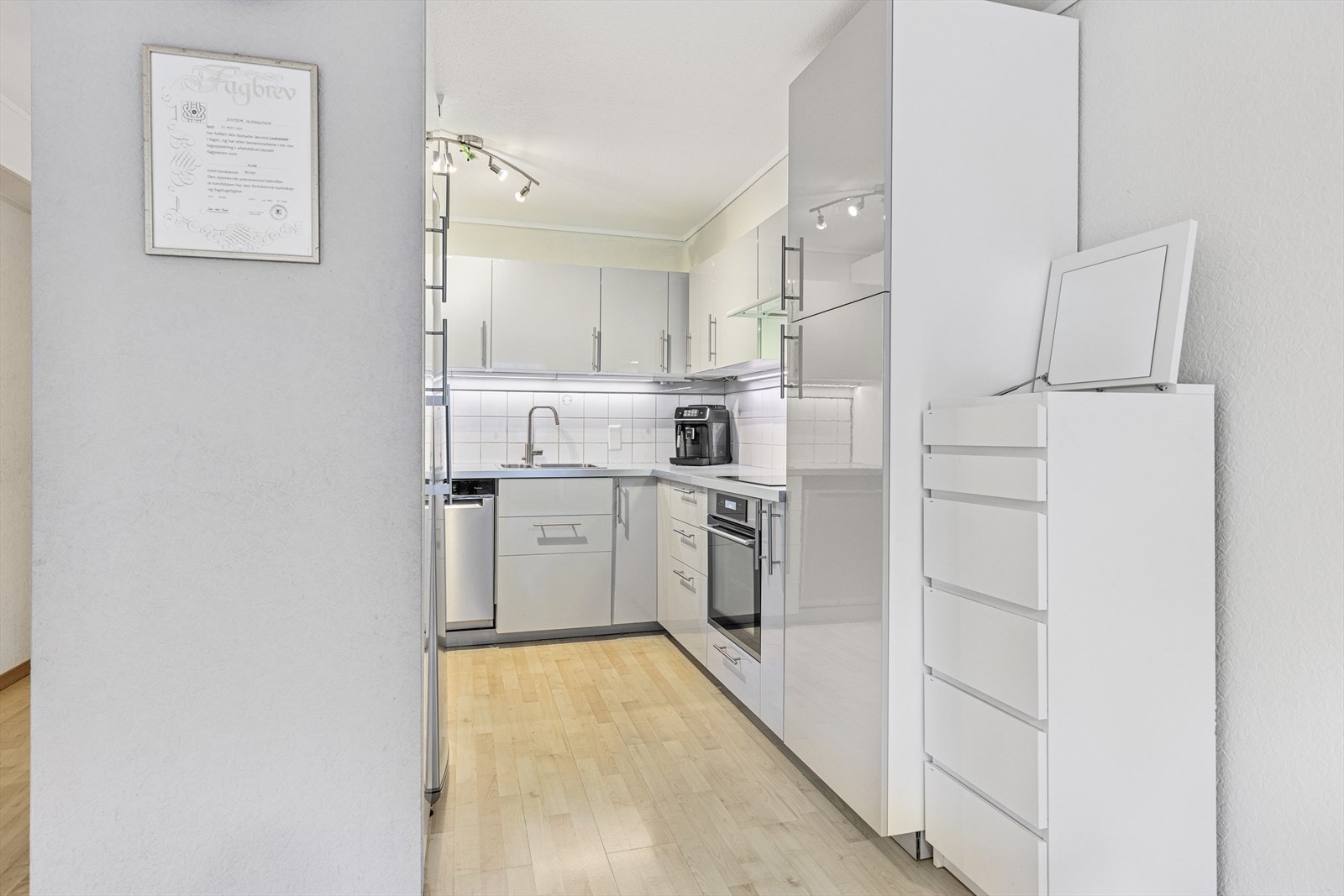 Kjøkken fremstår pent og moderne Galleribilde