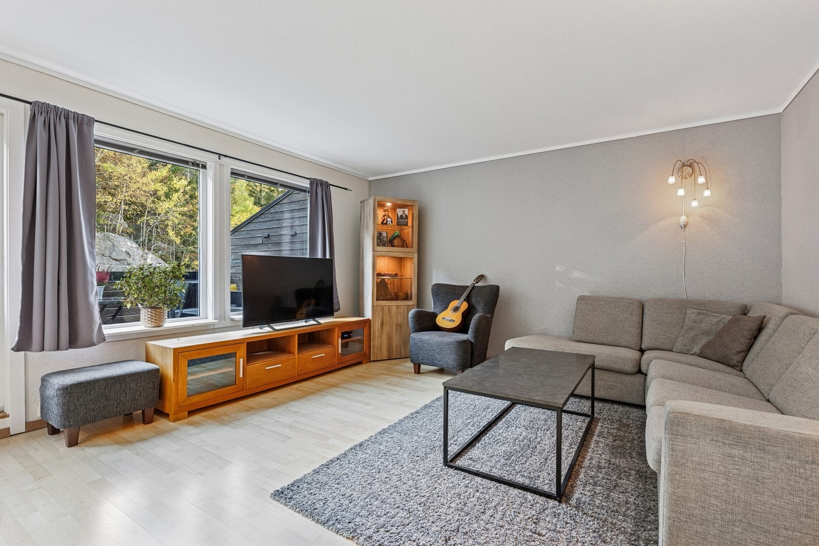 Store vindusflater gir godt med naturlig lys inn i leiligheten Galleribilde