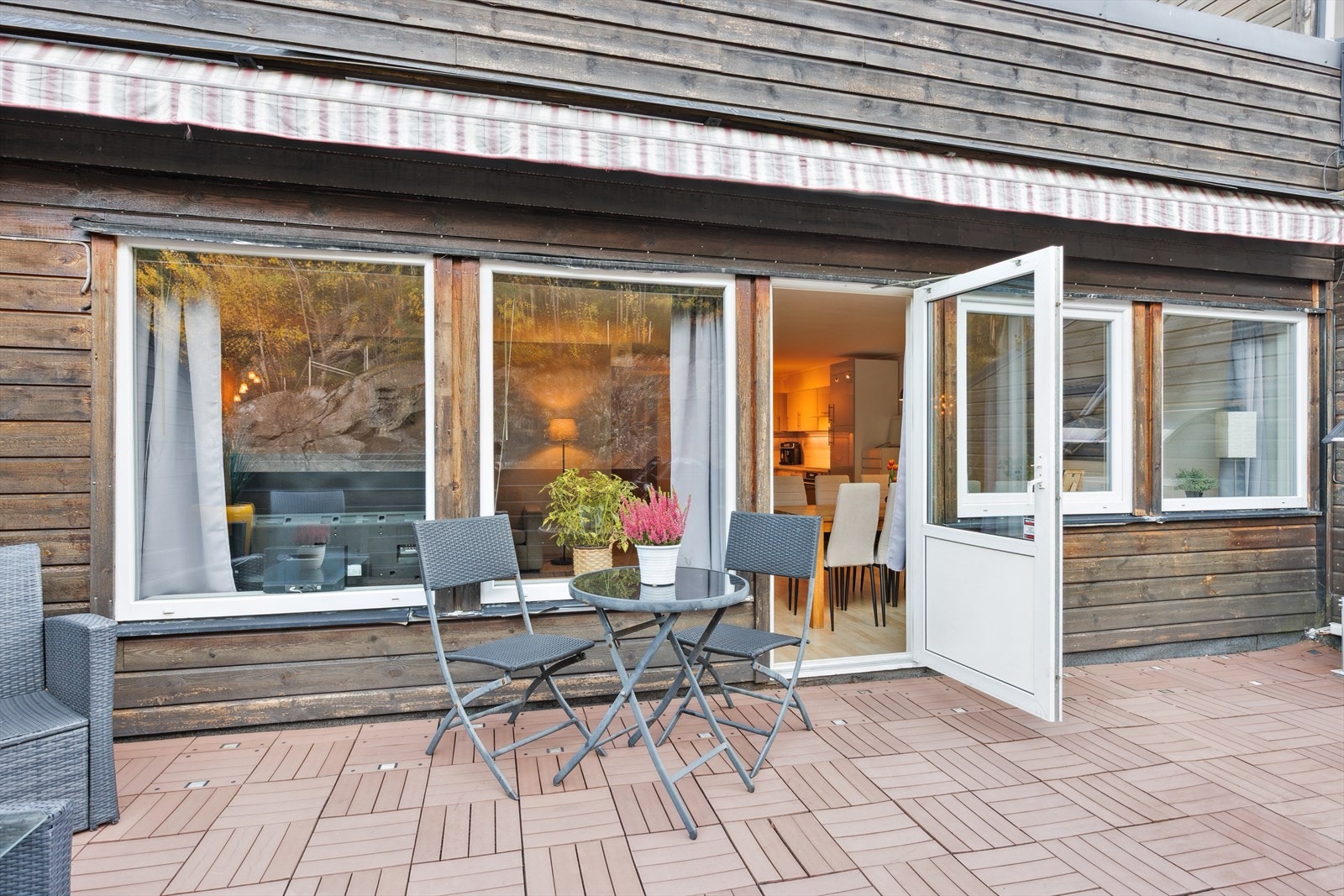 Utgang ut direkte i fra stuen gir enkel tilkomst til terrassen Galleribilde