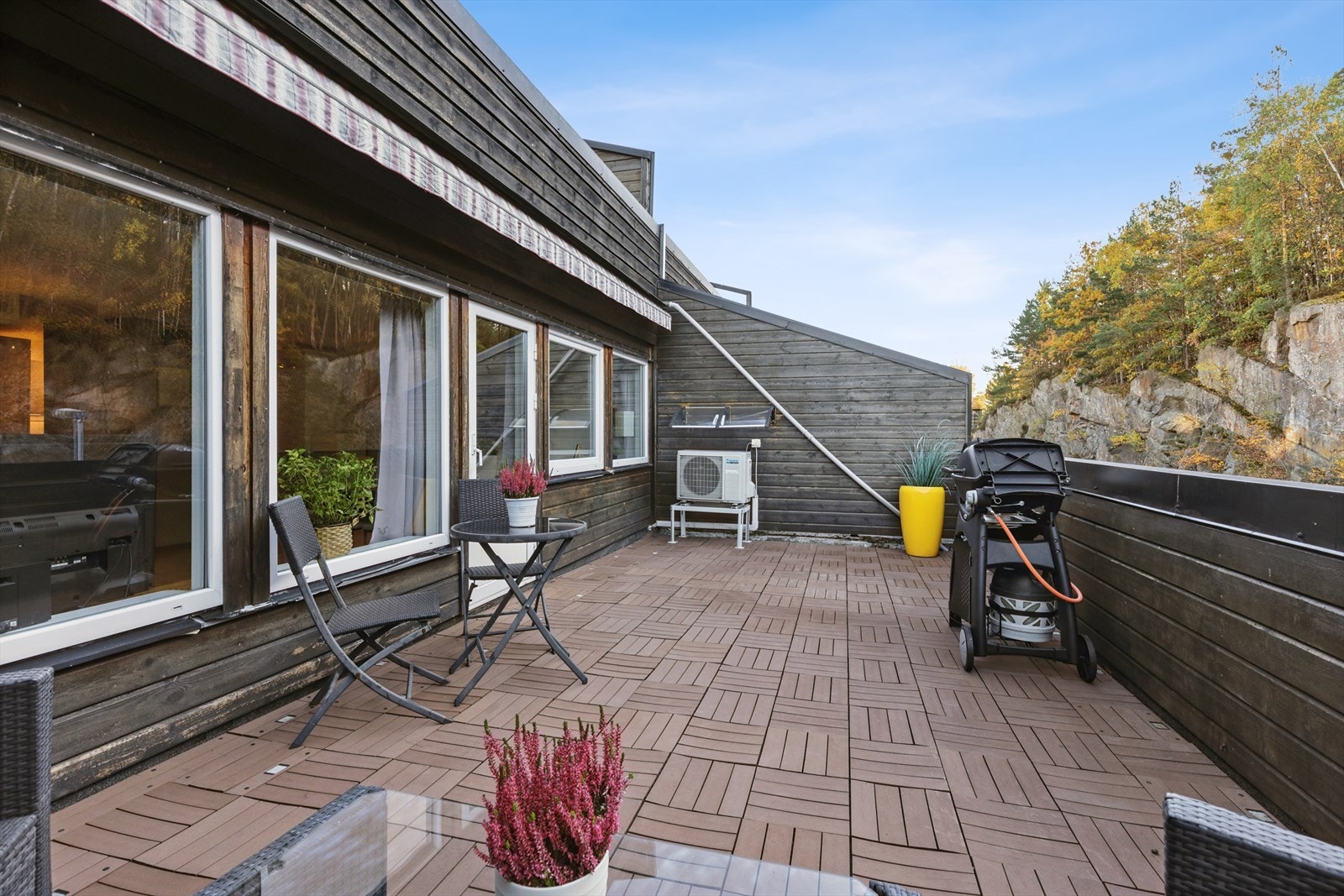 Leiligheten har en stor og god terrasse med flott dekke. Balkongen er vestvendt med gode solforhold sommerstid Galleribilde