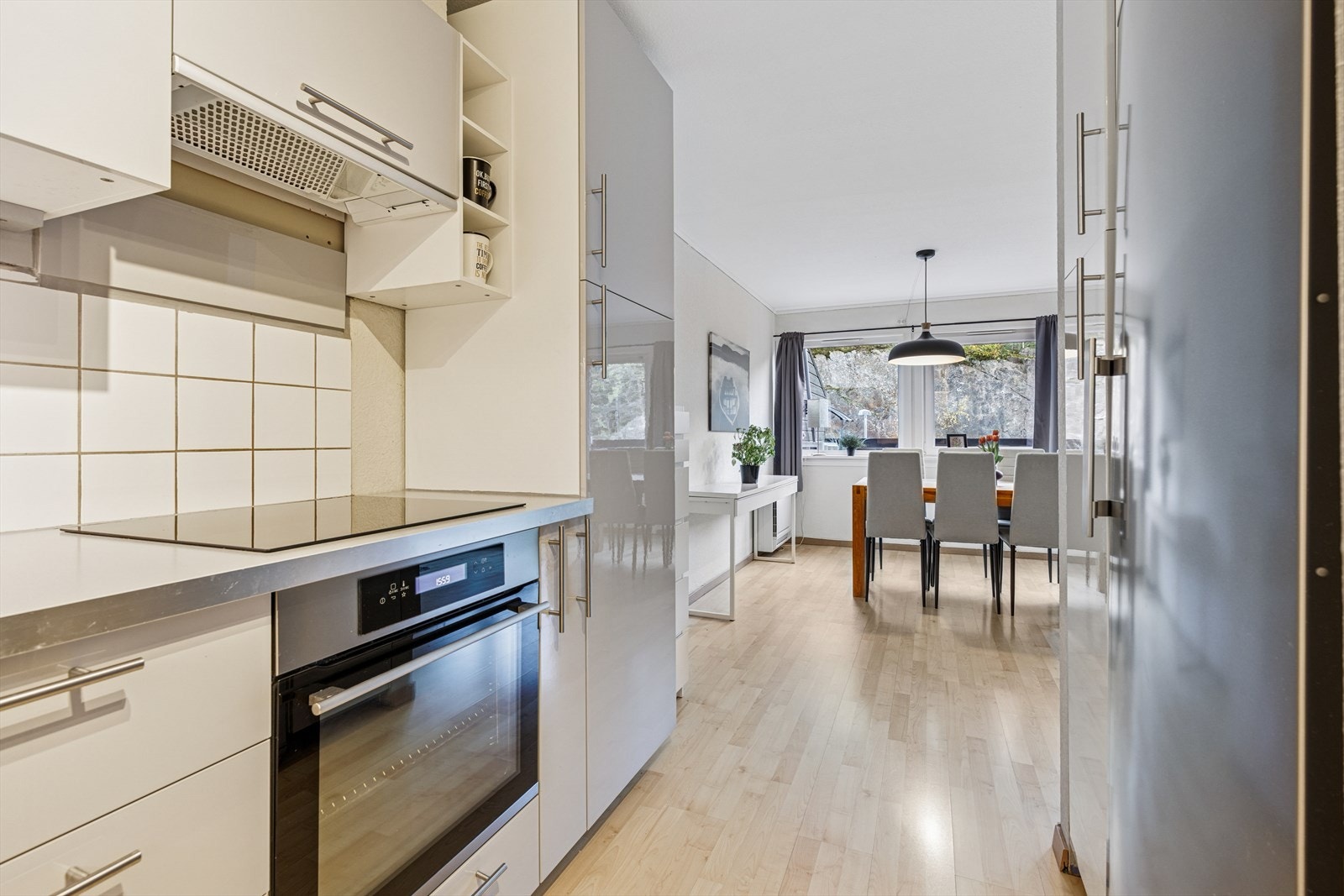 Kjøkkenet er i en åpen løsning inn mot stuen, likevel skjermet fra stue og sittegruppe Galleribilde