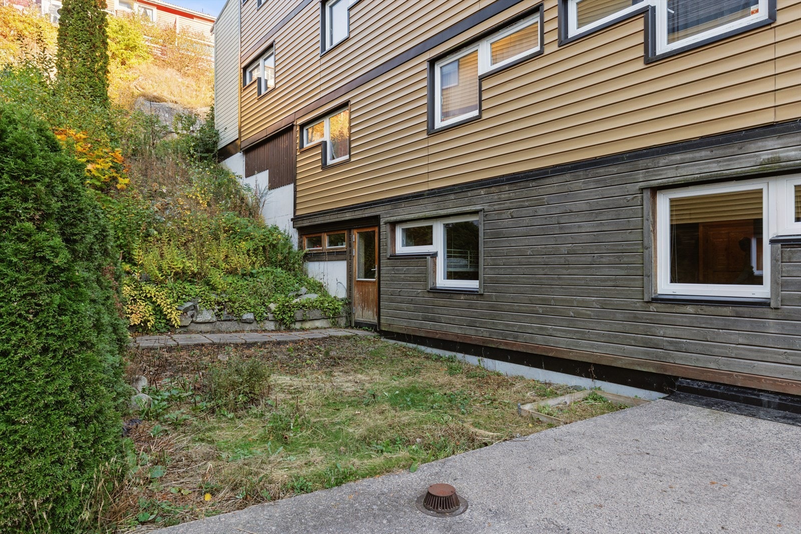 Utgang fra leiligheten og rett ut til en liten hageflekk og platting Galleribilde