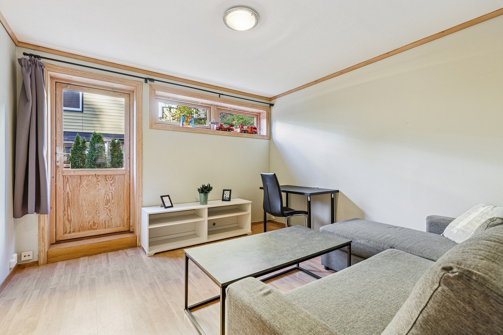 Soverom nummer 3 med egen utgang ut til liten hageflekk og platting Galleribilde