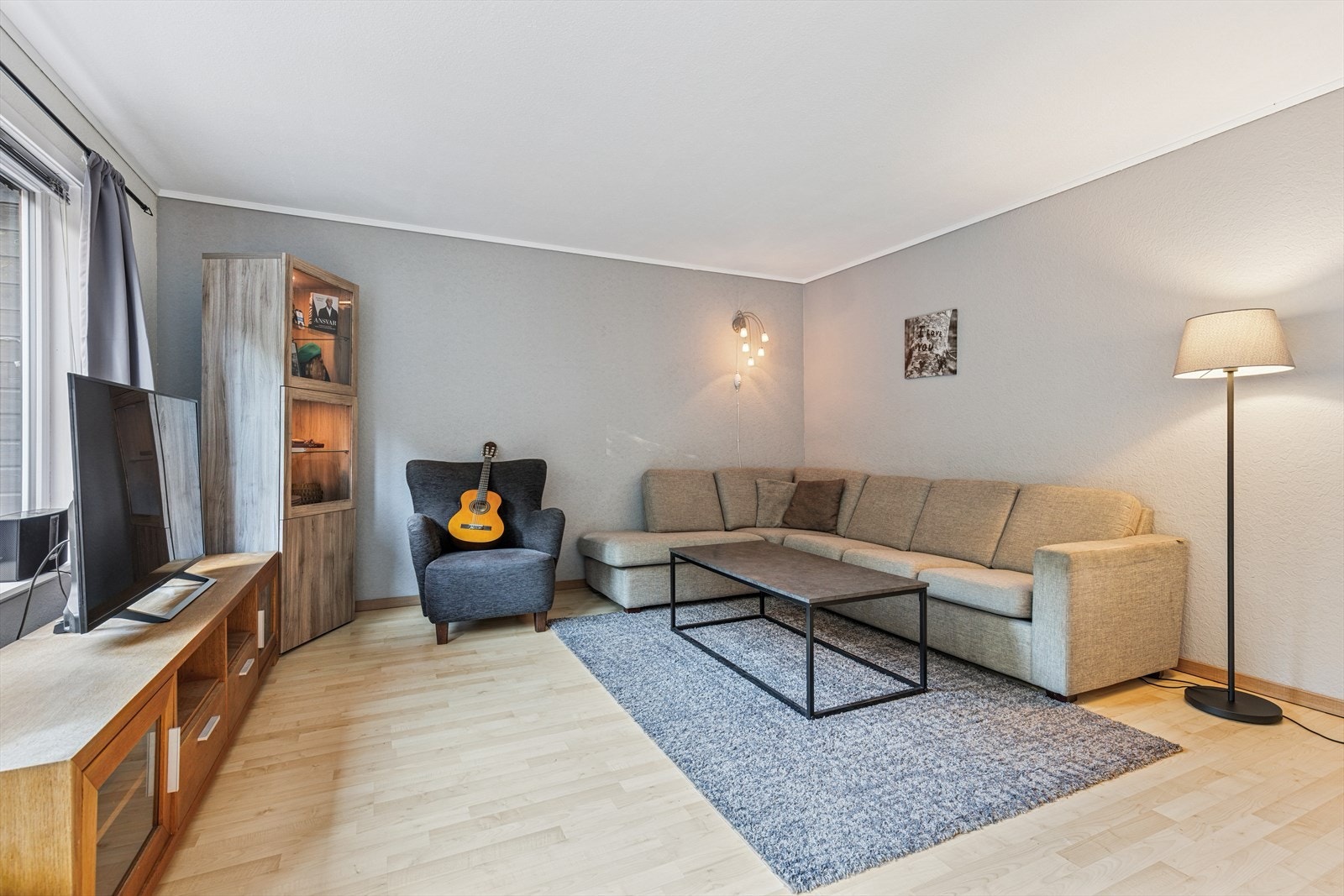 Stuen er romslig og det er god plass til både sittegruppe og spiseplass Galleribilde