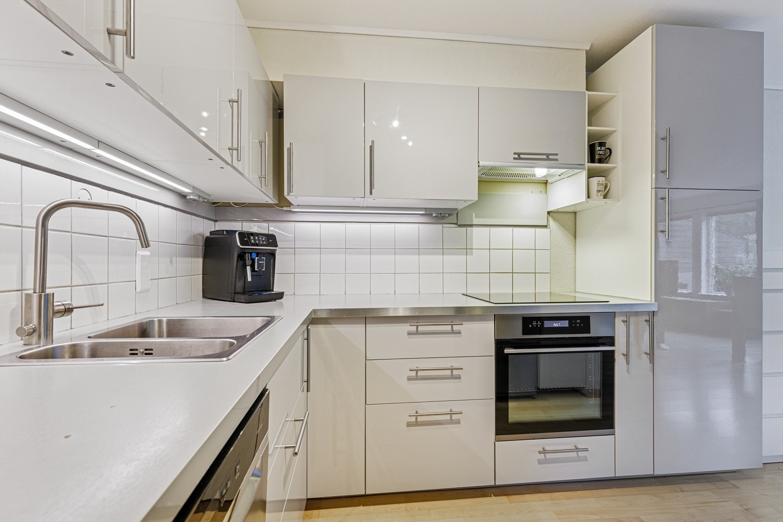 Romslig kjøkken med mye skap- og benkeplass Galleribilde