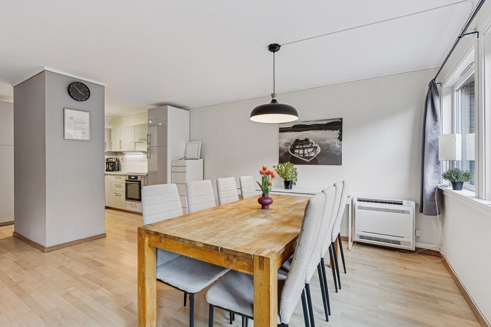 Praktisk varmepumpe i gulvmodell Galleribilde