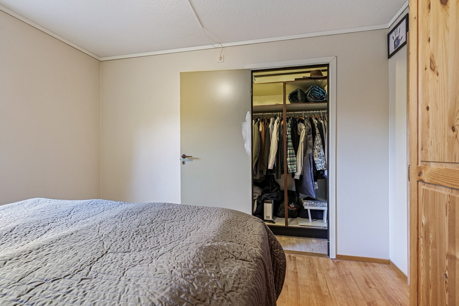 Eget garderoberom til hovedsoverommet Galleribilde