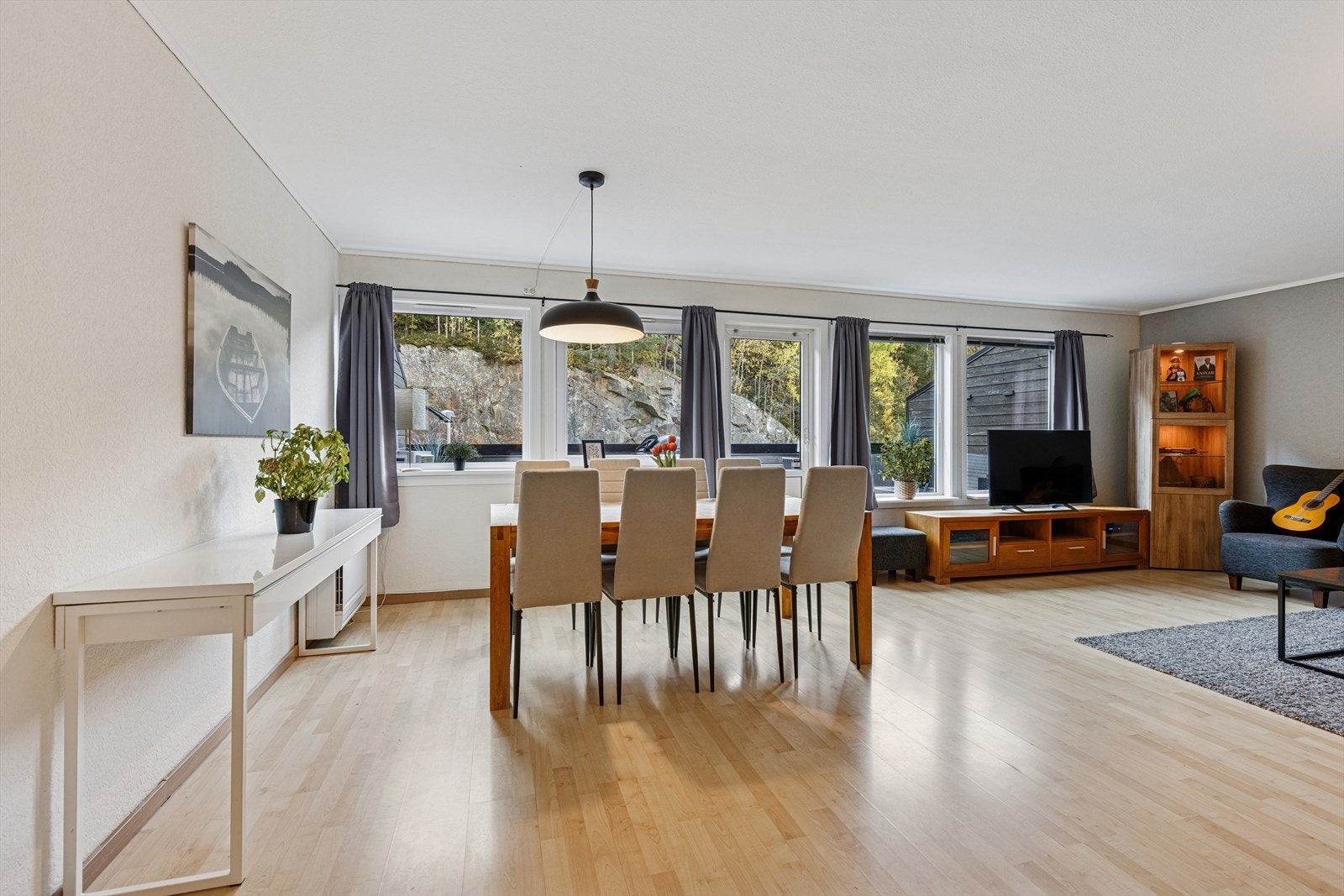 God plass til stort spisebord med plass til helefamilien Galleribilde