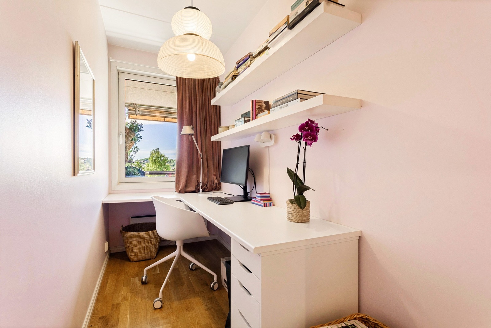 Videre er det snekret en smart løsning til hjemmekontor med god benkeplass til printer, 2 PC skjermer, kommode og bokhyller. Utsikten er mot terrassen og Vestmarka - sol fra morgen til kveld. Galleribilde