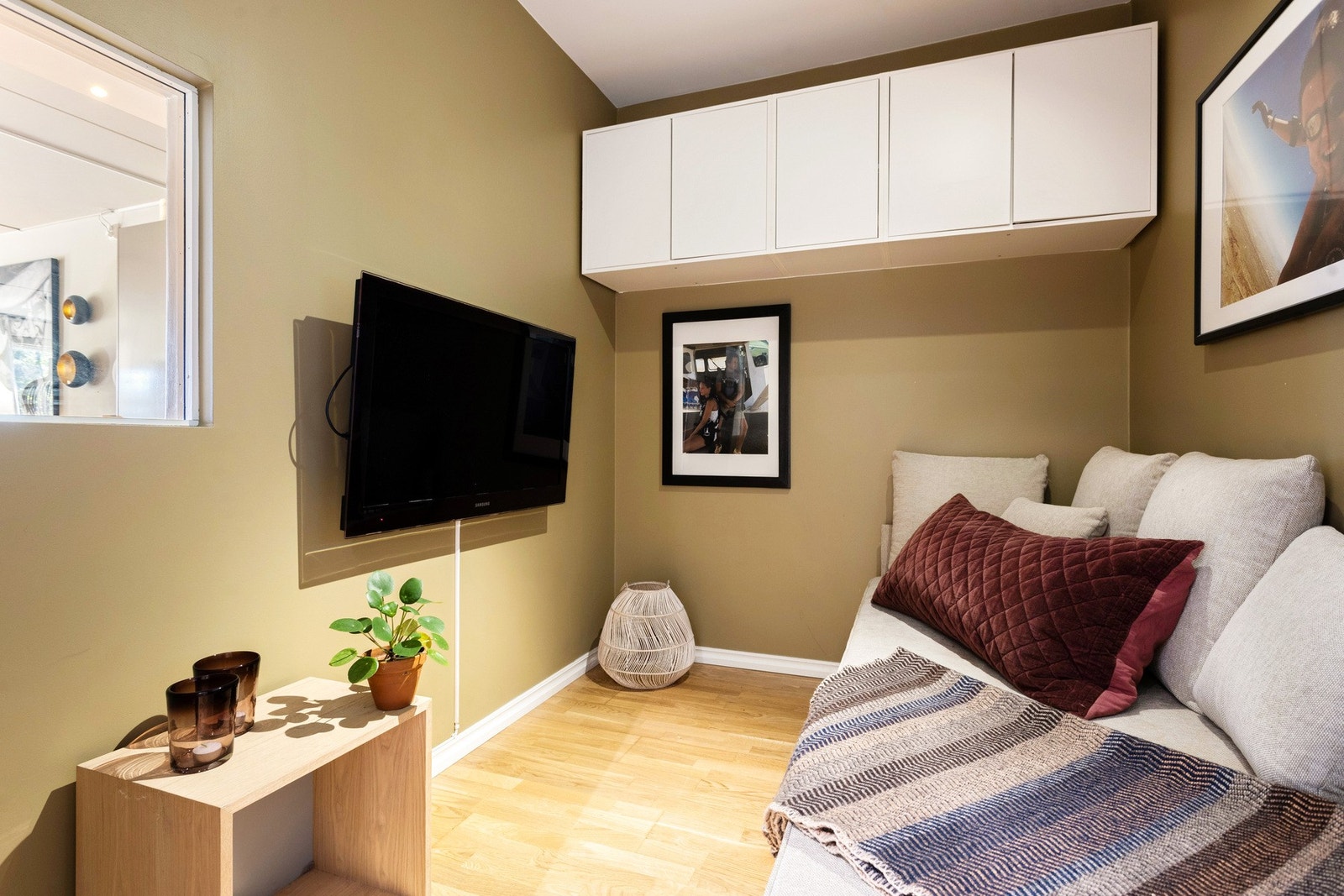 Rom benyttet som TV-stue med dobbelt sovesofa; tidligere ble det også brukt som barnerom med barneseng, høyskap og leketøy. Galleribilde