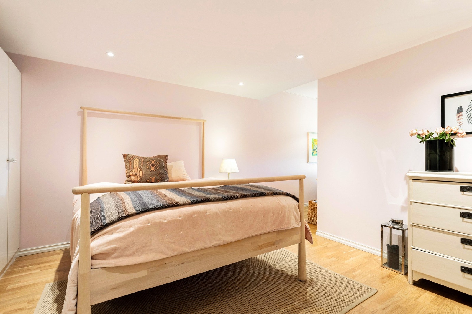 Hovedsoverommet er av god størrelse med plass til dobbelseng, natbord, stor garderobe langs hele veggen og tilhørende møblement. Soverommet har vindu mot skog område med lønn, bjørk og furu. Galleribilde