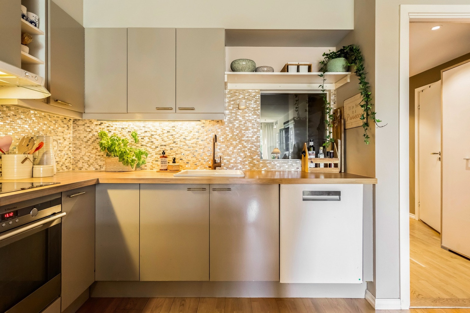 Godt med benke- og skapplass bidrar til å skape et funksjonalitet og arbeidsvennlig kjøkken Galleribilde