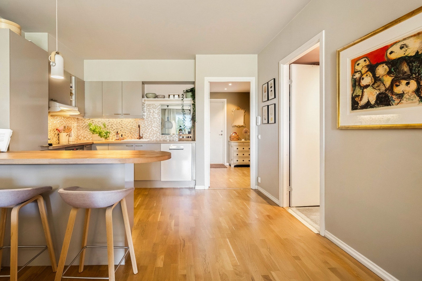 Fra spisestuedelen er det videre tilgang til boligens innholdsrike kjøkken. Galleribilde