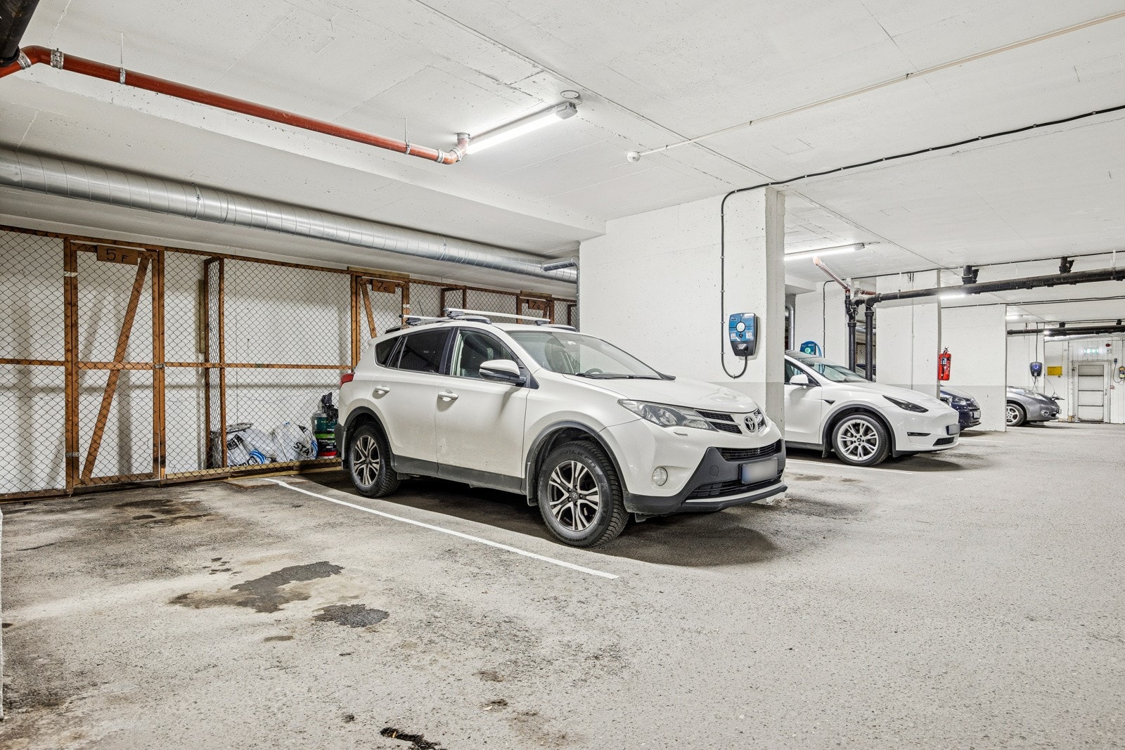 Parkeringsplass i oppvarmet garasjeanlegg rett ved gjør det praktisk og lettvint i hverdagen. Galleribilde
