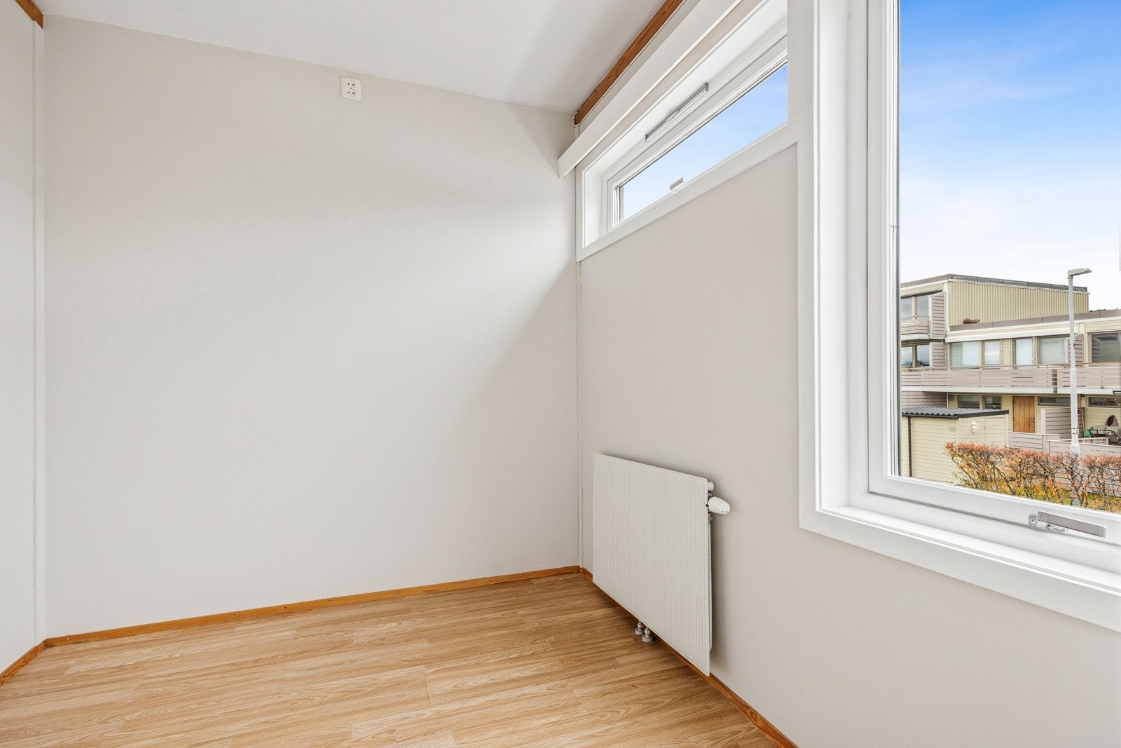 Oppvarming via radiatorer på soverommene. God plass til stor seng, garderobe og skrivebord. Galleribilde